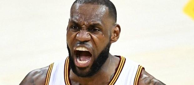 LeBron James es un experto cuando se trata de baloncesto y subtweeting, y parece que se disparó a Kyrie Irving una vez más. LeBron James es un experto cuando se trata de baloncesto y subtweeting, y parece que se disparó a Kyrie Irving una vez más.