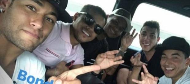 Neymar estava fazendo um jogo com os amigos Neymar estava fazendo um jogo com os amigos