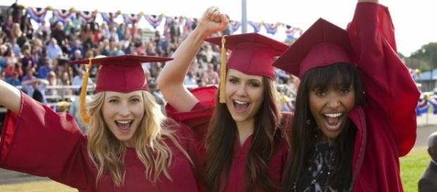 Nina Dobrev, Candice King, Kat Graham, em The Vampire Diaries. Nina Dobrev, Candice King, Kat Graham, em The Vampire Diaries.