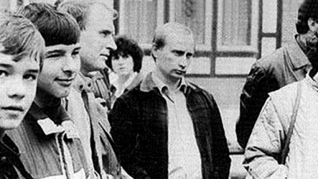 il giovane Putin in una foto storica negli anni della DDR