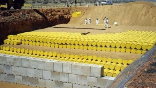 Operazioni di stoccaggio di barili contenenti materiali radioattivi.