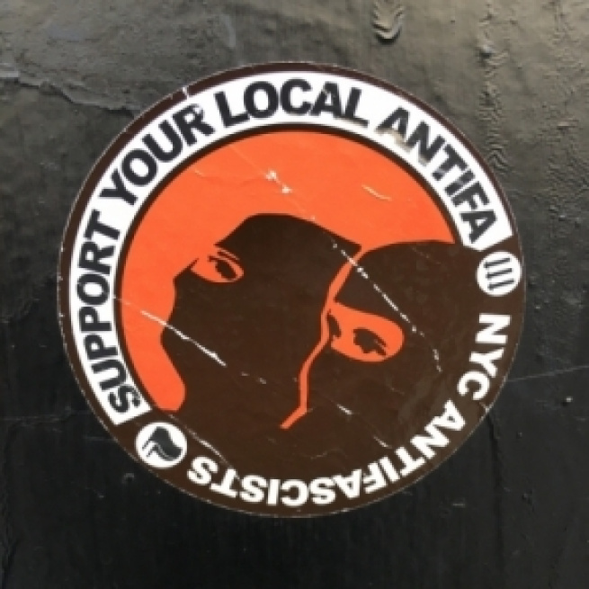 Antifa stickers recruiting supporters. / [Image by Oinonio via Flickr, CC BY-SA 2.0]