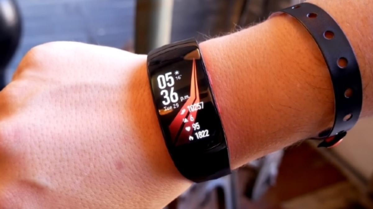 gear fit 2 pro vs apple watch 3