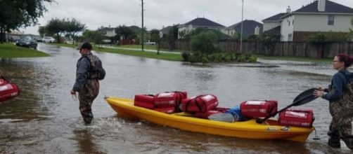 A Pizza Hut in the Houston area delivered hot pizzas to residents by kayak [Image: YouTube/CBSDFW]
