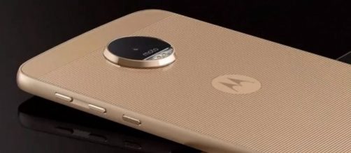 The Moto X4 is slated to hit the shelves in fall. [Image via YouTube/Aban Tech/]