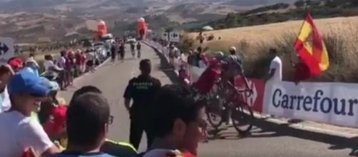 Maxim Belkov buttato per terra durante la salita all'Alto de Torcal