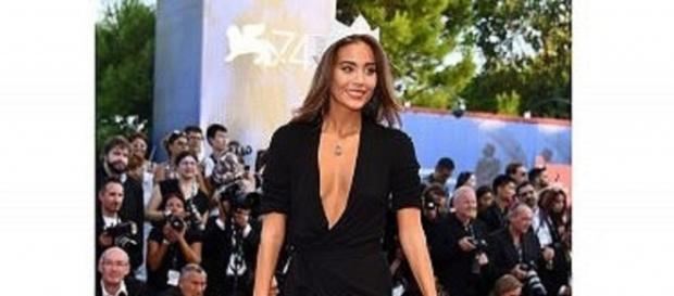 La sfilata osé di Rachele Risaliti sul red carpet di Venezia La sfilata osé di Rachele Risaliti sul red carpet di Venezia