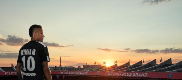 Neymar Jr est évidemment la pièce centrale de la présentation du 3e maillot du PSG. Neymar Jr est évidemment la pièce centrale de la présentation du 3e maillot du PSG.