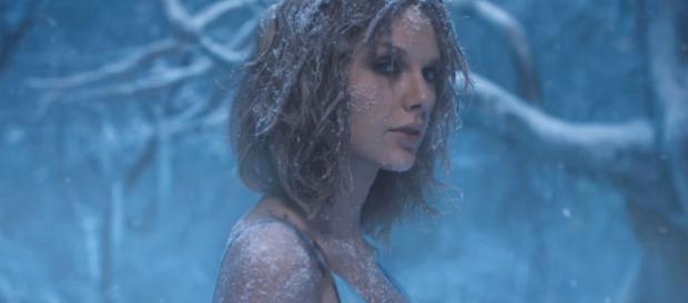 Taylor Swift in 'Out Of The Woods.' (image source: YouTube/TaylorSwiftVEVO) Taylor Swift in 'Out Of The Woods.' (image source: YouTube/TaylorSwiftVEVO)