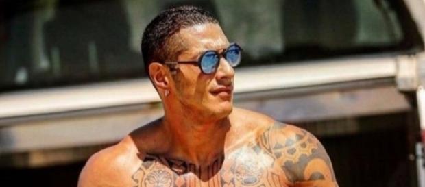 Uomini e Donne: il gesto di Francesco Chiofalo dopo la rottura con Selvaggia. Uomini e Donne: il gesto di Francesco Chiofalo dopo la rottura con Selvaggia.