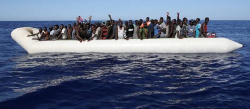 Una carovana del mare colma di migranti.