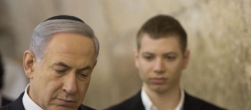 Il premier israeliano Benjamin Netanyahu con il figlio Yair
