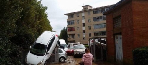 La corrente di acqua e fango ha spazzato via auto, furgoni e scooter (www.iltirreno.it)