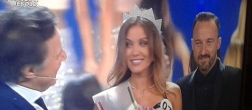 Miss Italia riceve i complimenti di Cristian De Sica e Francesco Facchinetti