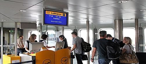 Scene di panico all'aeroporto internazionale di Francoforte per del gas irritante spruzzato sui passeggeri