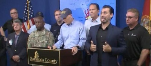 Sign language interpreter stole the show at Gov. Rick Scott's Irma press conference [Image: YouTube/CHANNEL90seconds newscom]