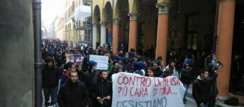 Un momento della manifestazione, alla quale hanno partecipato oltre cinquemila persone, per una nuova sede a Làbas