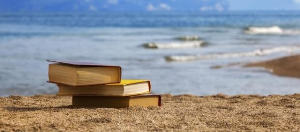 Un (lungo) mare di libri: a Napoli (una volta al mese) - illibraio.it Un (lungo) mare di libri: a Napoli (una volta al mese) - illibraio.it