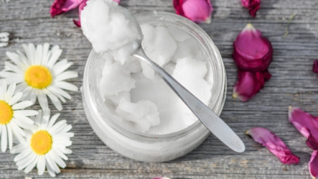 I 5 usi dell'olio di cocco, alleato della bellezza.