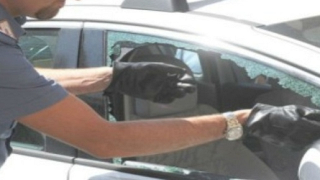 Calabria, 45enne lascia chiusa a chiave in macchina l'anziana madre con disabilità