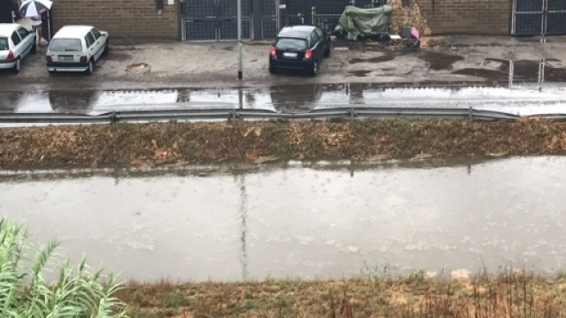 Canale di acilia generalmente vuoto allagato per la pioggia