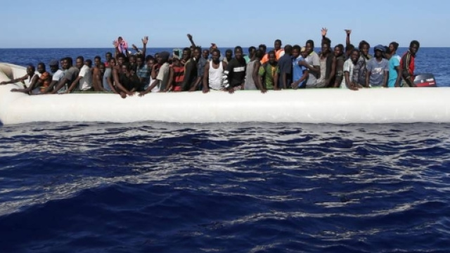 Una carovana del mare colma di migranti.