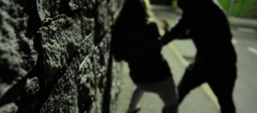 Ragazza finlandese minacciata, picchiata, colpita con una pietra e violentata in pieno centro nella notte romana.