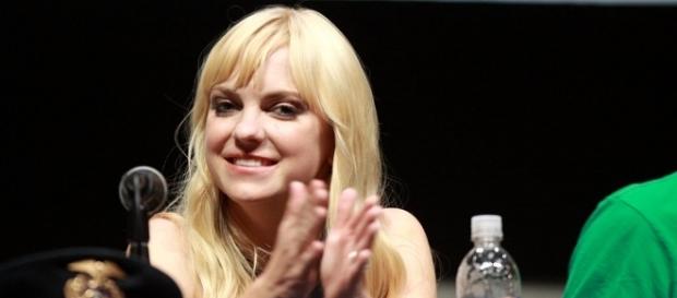 Anna Faris gets support from "Mom" co-star after Chris Pratt separation. (Wikimedia/Gage Skidmore) Anna Faris gets support from "Mom" co-star after Chris Pratt separation. (Wikimedia/Gage Skidmore)