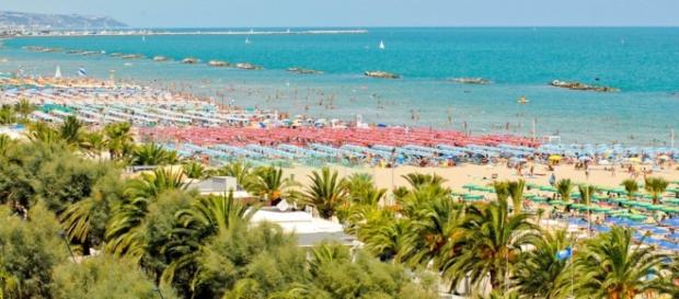 Coppia sorpresa in atteggiamenti intimi a Porto d'Ascoli Coppia sorpresa in atteggiamenti intimi a Porto d'Ascoli