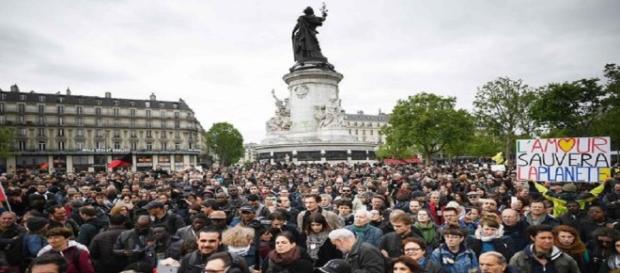 Emmanuel Macron face à ses premières manifestations Emmanuel Macron face à ses premières manifestations