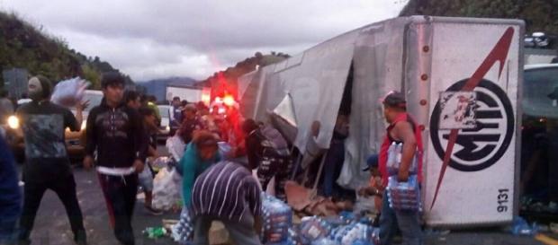 Se vuelca camión con víveres para damnificados y la gente se los ... - mientrastantoenmexico.mx Se vuelca camión con víveres para damnificados y la gente se los ... - mientrastantoenmexico.mx