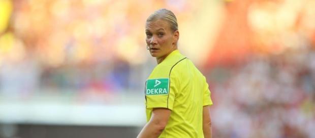 Voici Bibiana Steinhaus : la première femme à officier dans un match de grand championnat européen Voici Bibiana Steinhaus : la première femme à officier dans un match de grand championnat européen