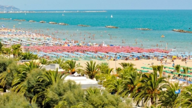 Coppia sorpresa in atteggiamenti intimi a Porto d'Ascoli