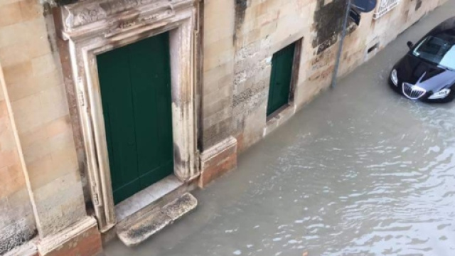 Un'automobile al centro dell'allagamento.