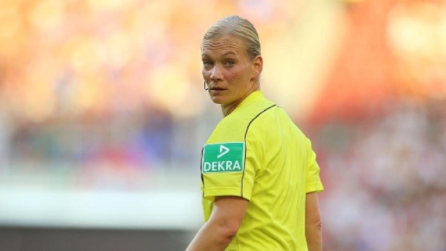 Voici Bibiana Steinhaus : la première femme à officier dans un match de grand championnat européen