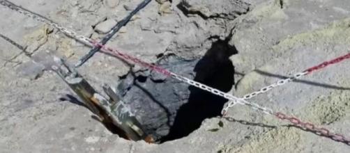 Parents died while trying to save their 11-year-old son from a volcanic pit in Italy [Image: YouTube/USA news & more]