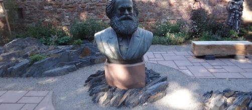 Busto de Marx no jardim da casa onde ele nasceu em Trier
