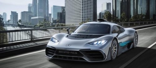 Hamilton svela la AMG Project One, la prima F.1 targata