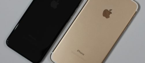 Photo of an Apple iPhone 7 in "jet black" and an Apple iPhone 7 Plus in "gold" by Maurizio Pesce/Wikimedia Commons