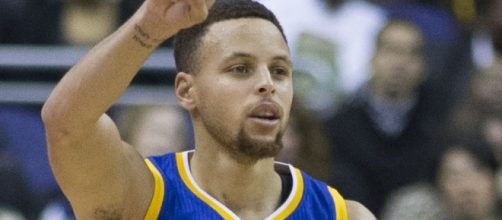Stephen Curry dribbling 2016 [Image by Keith Allison |Wikimedia Commons| Cropped | CC BY-SA 2.0]