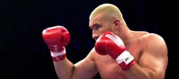 A Annecy, un champion du monde de kick-boxing sauve un chauffard d ... - bfmtv.com A Annecy, un champion du monde de kick-boxing sauve un chauffard d ... - bfmtv.com