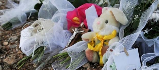 Fiori sul luogo di ritrovamento del corpo di Noemi Durini, la sedicenne uccisa dal fidanzato Fiori sul luogo di ritrovamento del corpo di Noemi Durini, la sedicenne uccisa dal fidanzato