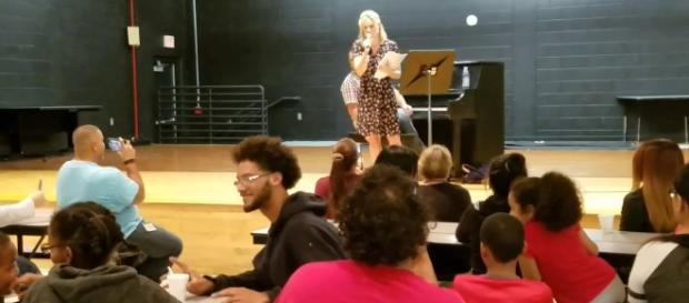 Kristen Bell sings one of her songs from Disney's 'Frozen' at Meadow Woods Middle School, Orlando. / from 'YouTube' screen grab Kristen Bell sings one of her songs from Disney's 'Frozen' at Meadow Woods Middle School, Orlando. / from 'YouTube' screen grab