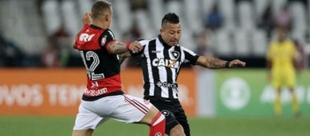 Léo Valencia - Atuando contra o Flamegno Léo Valencia - Atuando contra o Flamegno