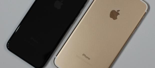 Photo of an Apple iPhone 7 in "jet black" and an Apple iPhone 7 Plus in "gold" by Maurizio Pesce/Wikimedia Commons Photo of an Apple iPhone 7 in "jet black" and an Apple iPhone 7 Plus in "gold" by Maurizio Pesce/Wikimedia Commons