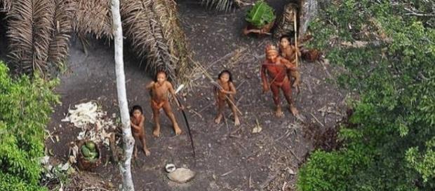 Zece membri ai unui trib necontactat din jungla amazoniană au fost uciși de căutătorii de aur - Foto: Daily Mail Zece membri ai unui trib necontactat din jungla amazoniană au fost uciși de căutătorii de aur - Foto: Daily Mail