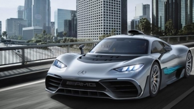 Hamilton svela la AMG Project One, la prima F.1 targata