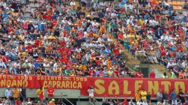 I tifosi del Lecce al "Via del mare".