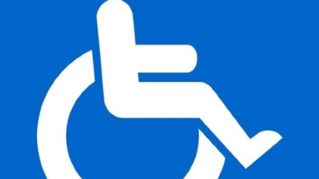 Milano, 59enne parcheggia la Ferrari nel posto per disabili ed insulta un padre che gli chiede di spostarla