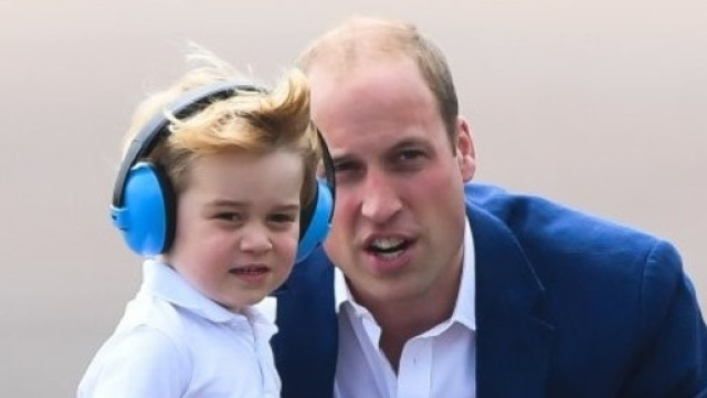 Perché il principe William si inginocchia per parlare col figlio - Huffingtonpost